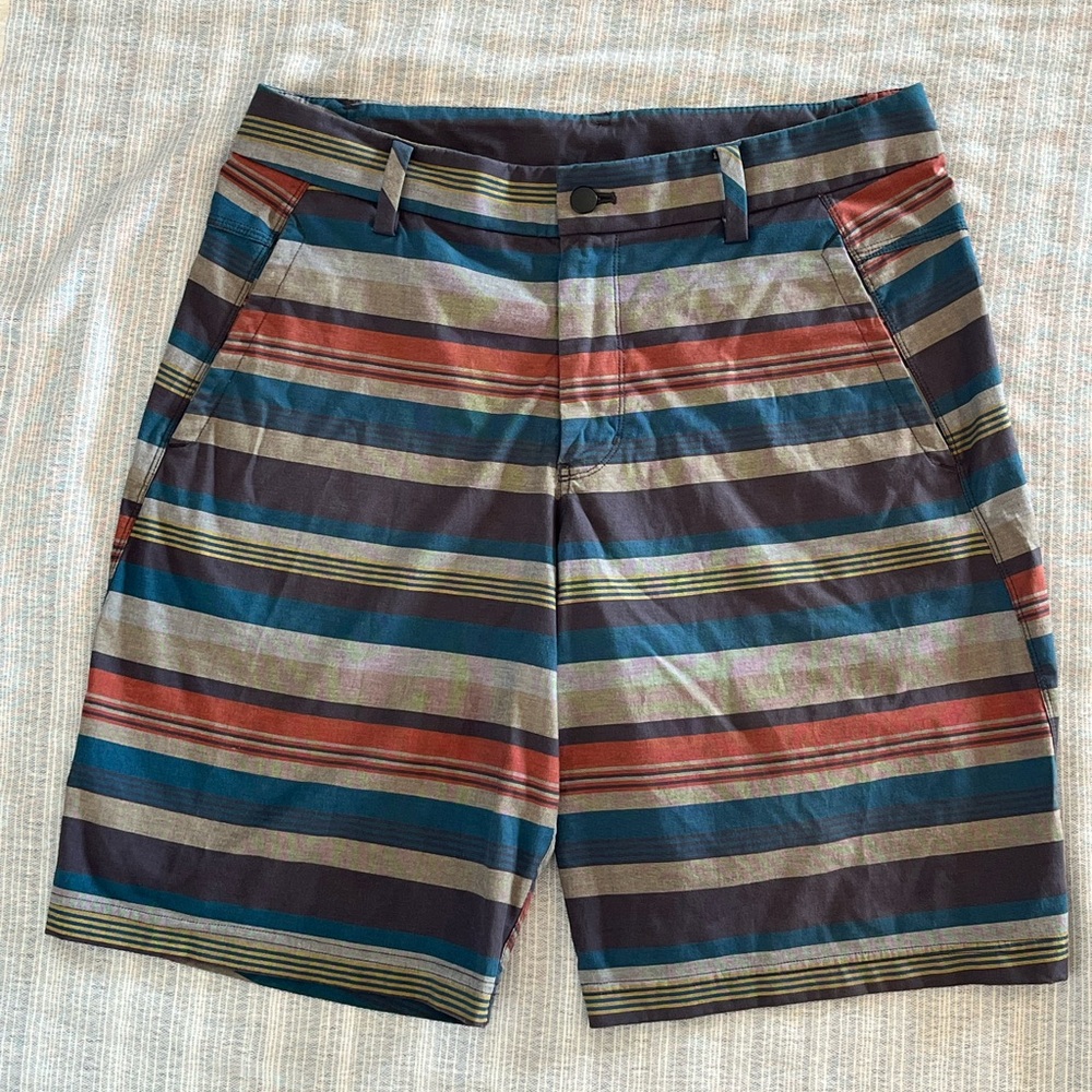 Lululemon Kahuna 2.0 shorts. 
Men’s size 34
Colors: Blues, reds, khaki, grey